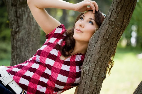 Gyönyörű lány, egy erdő hordó — Stock Fotó