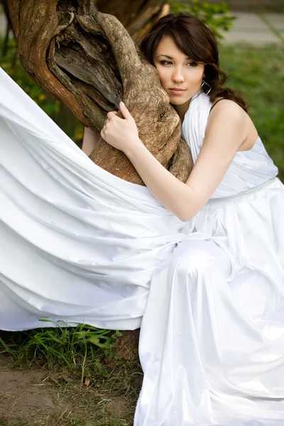 Прекрасная девушка в сказочном лесу — стоковое фото