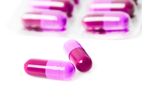 Csomagok tabletták izolált fehér alapon — Stock Fotó