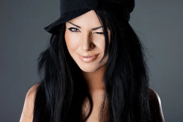 帽子を持つセクシーなファッショナブルな女性 — ストック写真
