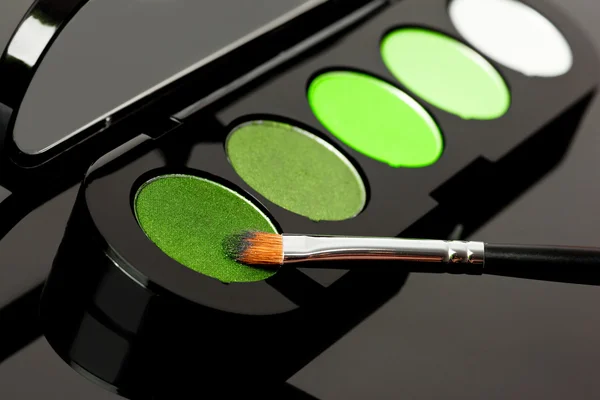 Sombras de ojos y cosméticos cepillo de maquillaje — Stockfoto