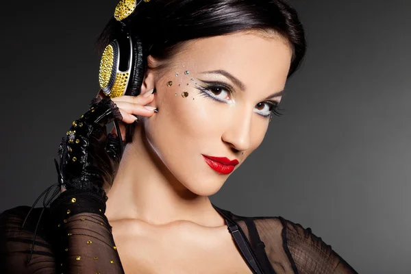 Flicka dj lyssnar musik med hörlurar — Stockfoto
