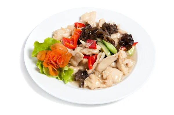 Тушеная курица с овощами на тарелке — стоковое фото