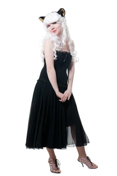 Красивая девушка в черном платье — стоковое фото