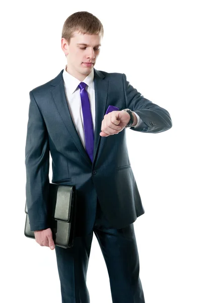 El joven hombre de negocios en un traje mirando el reloj —  Fotos de Stock