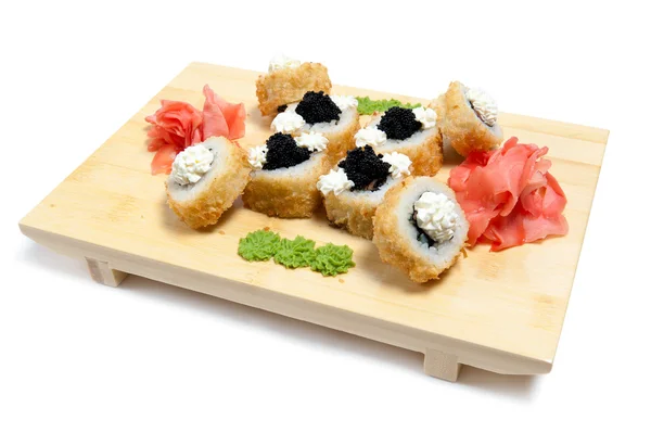 Hengerelt sushi, fa állványon — Stock Fotó