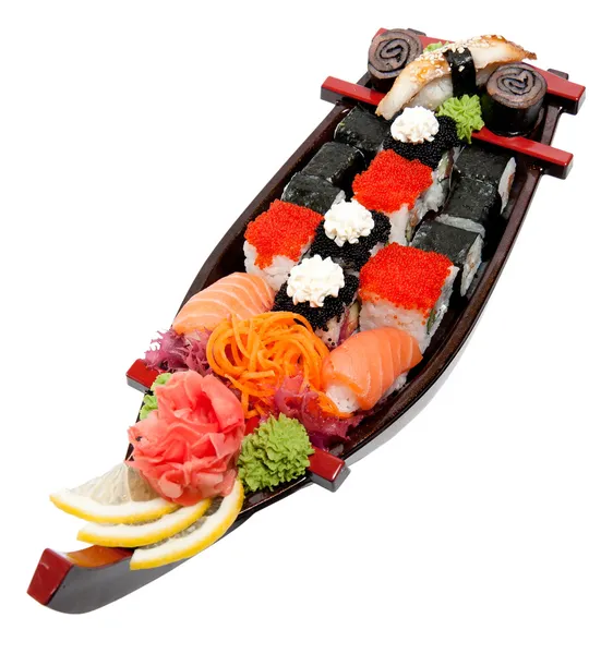Zestaw sushi na drewniany stojak w postaci łodzi — Zdjęcie stockowe