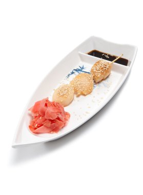 bir tekne şeklinde bir tabakta şiş kebap