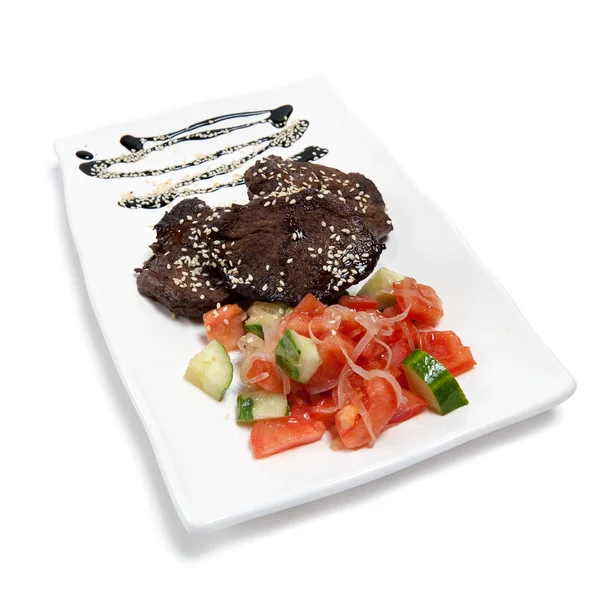 Carne assada com legumes no prato — Fotografia de Stock
