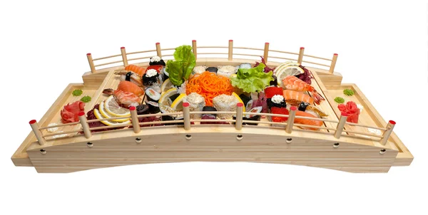 Set van sushi op houten voet in de vorm van de brug — Stockfoto