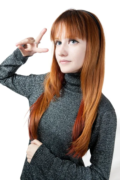 Красивая девушка с рыжими длинными волосами в свитере — стоковое фото