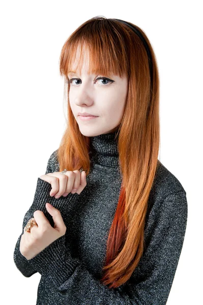 La bella ragazza con i capelli lunghi rossi in un maglione — Foto Stock