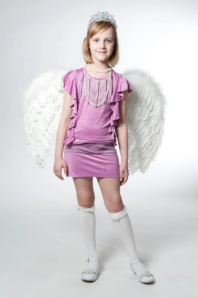 Petite princesse en robe violette et ailes — Photo