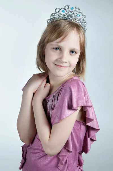 Petite princesse en robe violette — Photo