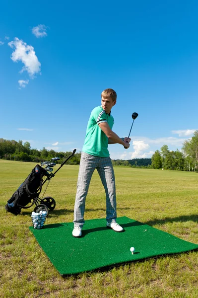 Hombre a punto de golpear pelota de golf — Foto de Stock