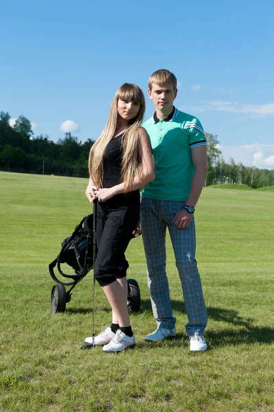 Couple on golf field — Stock Photo, Image