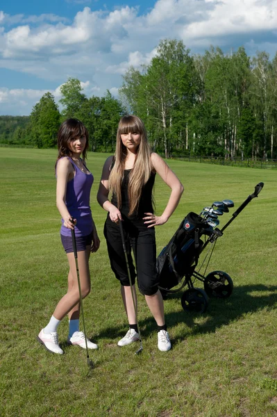 Twee meisje op golf veld — Stockfoto
