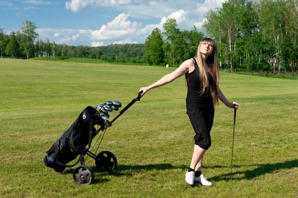 Las mujeres permanecen en el campo de golf verde — Foto de Stock