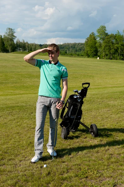Mannen blijven op groene golf veld — Stockfoto