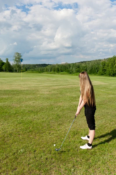 Vista posterior mujer balanceo golf club . — Foto de Stock