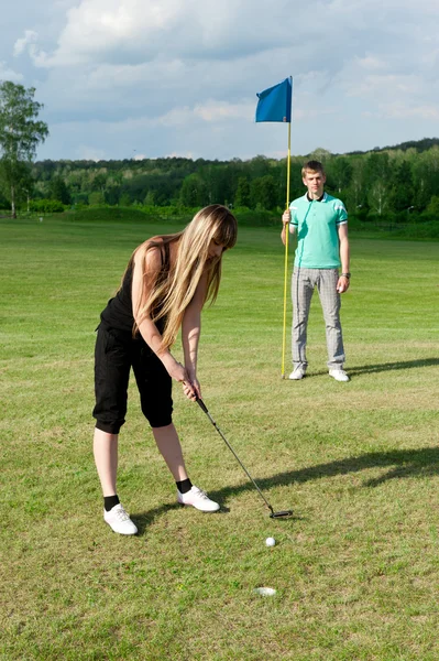 Golfe mulher jogador verde colocando buraco bola de golfe — Fotografia de Stock