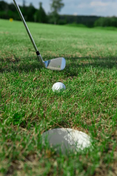 Clube de golfe: bola perto do buraco 18 — Fotografia de Stock