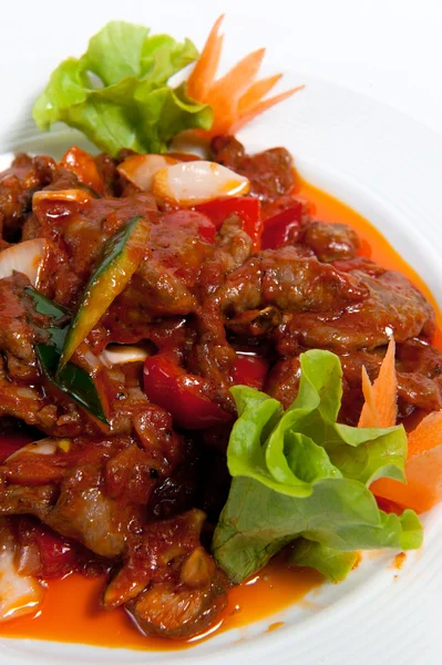 Carne asada con verduras en un plato —  Fotos de Stock