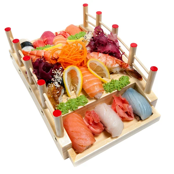 Set de sushi sobre soporte de madera en forma de puente — Foto de Stock