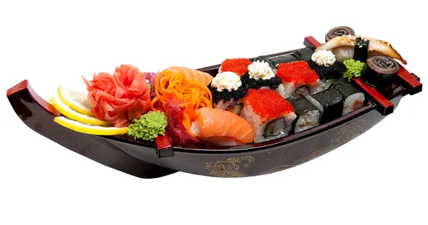 Sushi-Set auf Holzständer in Form des Bootes — Stockfoto