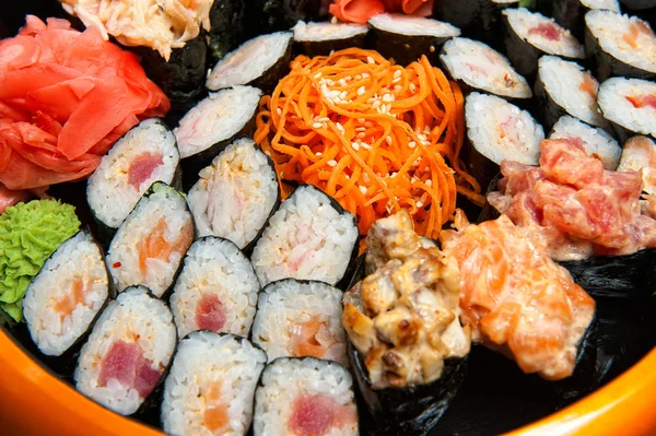 Sushi-Set im hölzernen Kreis-Teller — Stockfoto