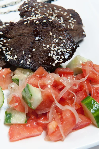 Carne asada con verduras en el plato —  Fotos de Stock