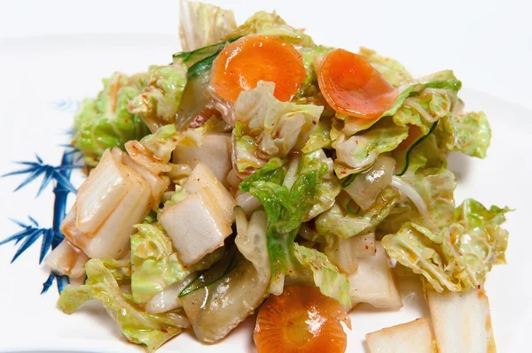 Салат с осьминогом на тарелке — стоковое фото
