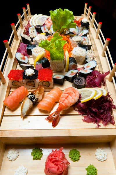 Zestaw sushi na drewniany stojak w postaci mostu — Zdjęcie stockowe