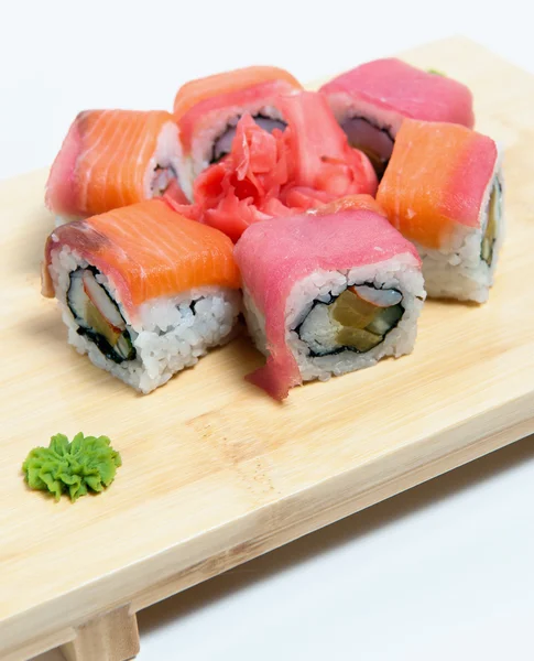 Sushi laminado en soporte de madera —  Fotos de Stock