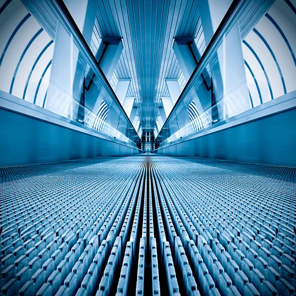 Modrá moderní eskalátor v obchodním centru — Stock fotografie