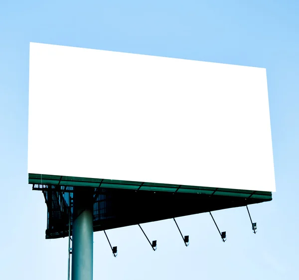 Prázdné billboard nad modrá obloha — Stock fotografie