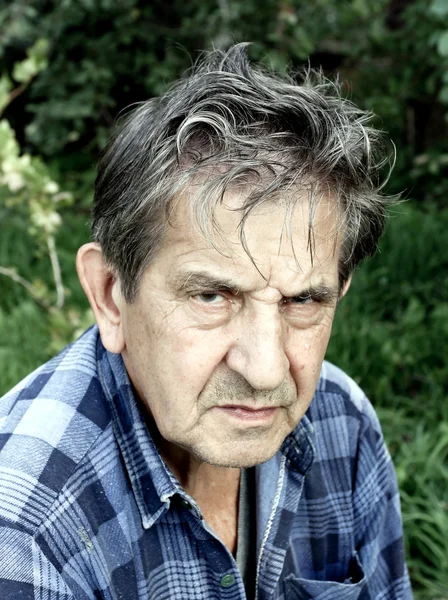 Starší vážný muž v letním parku — Stock fotografie