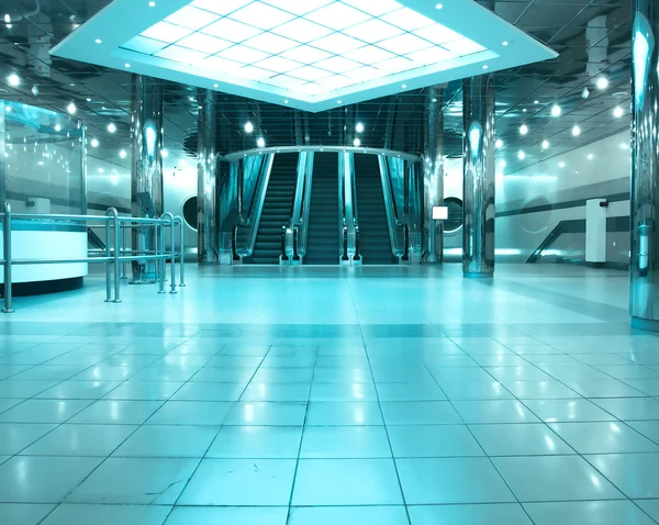 营业大厅与自动扶梯 — 图库照片