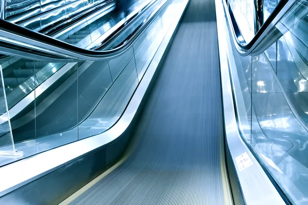 Schritte der Rolltreppe im Flughafenblick — Stockfoto