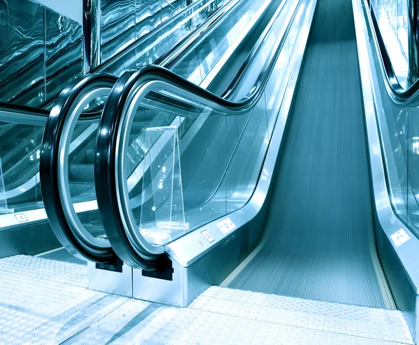 Pasos de escaleras mecánicas en la vista prospectiva del aeropuerto —  Fotos de Stock
