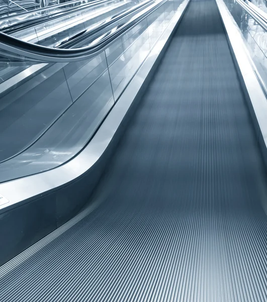 Pasos de escaleras mecánicas en la vista prospectiva del aeropuerto — Foto de Stock