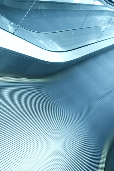 Шаги эскалатора в перспективном обзоре аэропорта — стоковое фото