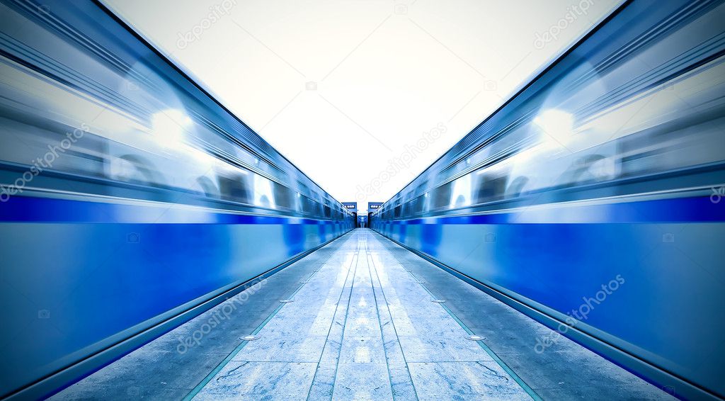 Symmetric vanishing platform with leaving trains