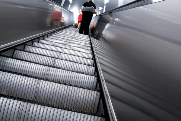 减少在地铁站的自动扶梯 — 图库照片