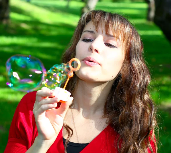 Mladá dívka mýdlové bubliny — Stock fotografie