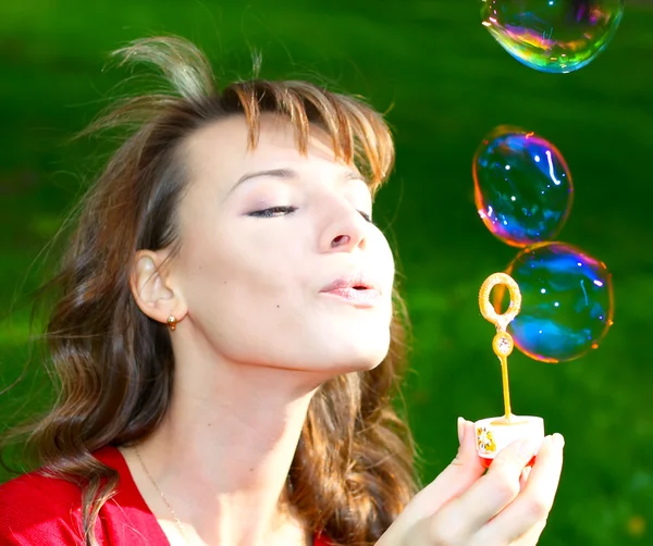 Ung flicka blåser såpbubblor — Stockfoto