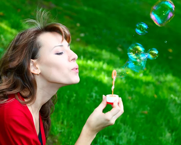 Jong meisje zeepbellen blazen — Stockfoto