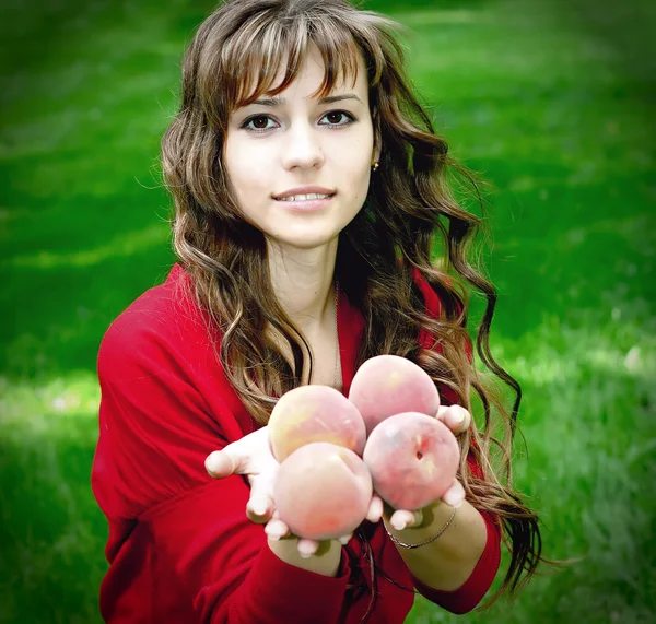 Niedliches Mädchen mit Pfirsichen — Stockfoto