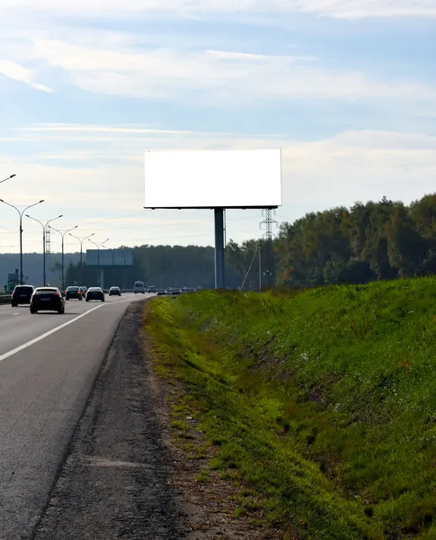 Порожній порожній рекламний щит на дорозі — стокове фото