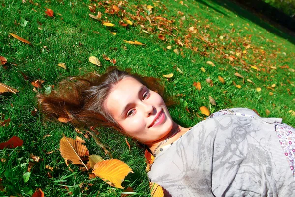 Portrait de jolie fille relaxant en plein air — Photo
